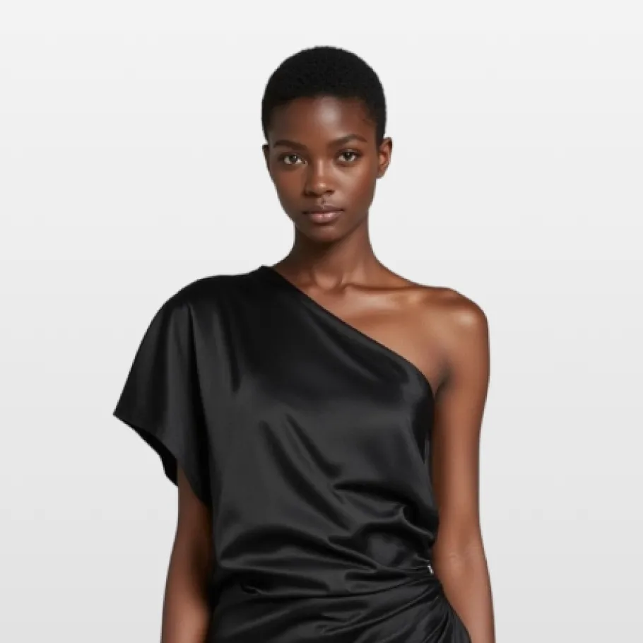 https://lightchain-qlxy-prod.oss-cn-hangzhou.aliyuncs.com/light-chain-international/home/image_fabric_on_odel_right.jpg